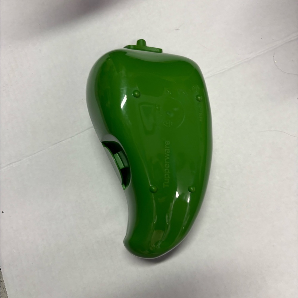 Tupperware Green Pepper Forget Me Not Veggie Keeper Green EUC Container Chili - Picture 2 of 3